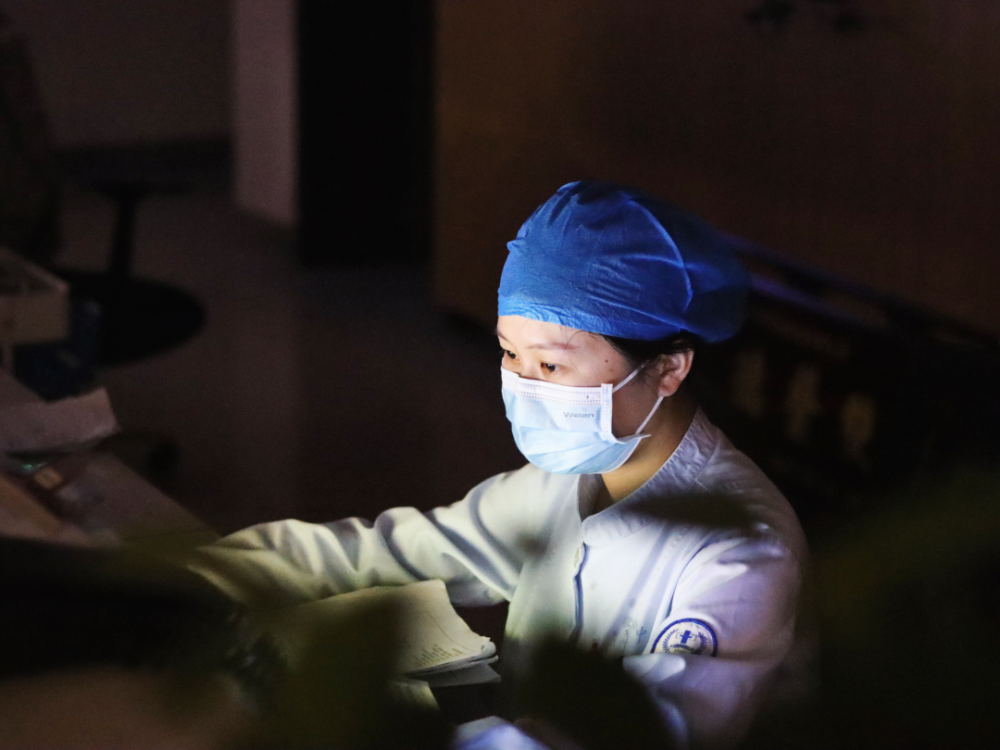 南京市中医院护士值守夜班南京市急救中心护士抢救病人固定布局工具条