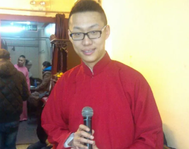 创业未果之后,王鹤冠回到北京,竟然直接加入了主流相声团队,因此