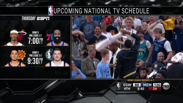 灰熊主场播放揍他们追梦挥毛巾加入灰熊球迷的欢呼中