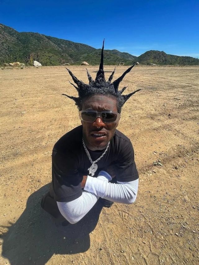 尖刺形状的 liberty spikes,或是 90 年代后期散乱刺头以及尖刺发髻