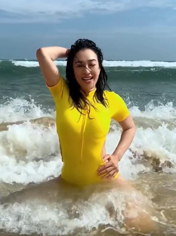 钟丽缇度假好清凉穿泳装拍片身材好丰满生完三娃肚子毫无赘肉