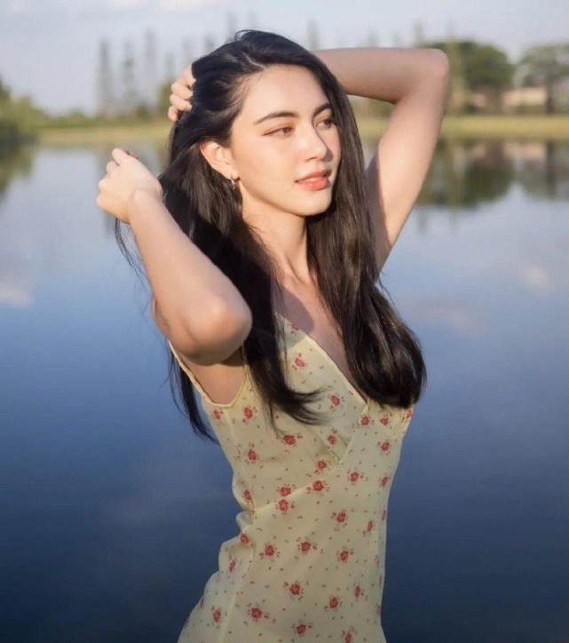 泰国"第一颜值女神"美得高调,穿着简单裙子,也能显出骨感身形