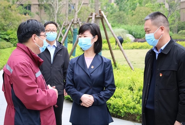 园区党工委书记,管委会主任唐莉军带领杨金路街道相关负责人到辖区核