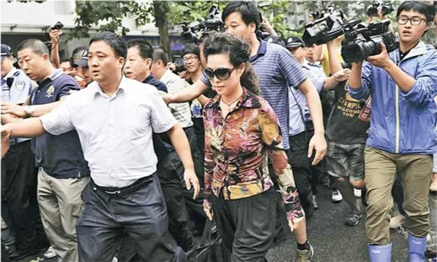 2011年,15岁的李天一纠集朋友,将一对夫妇打到头破血流,被缝11针.