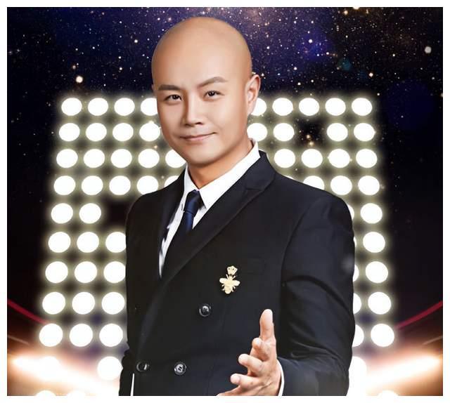 主持人乐嘉近况曝光,身穿白色t恤剃着光头,曾在《非诚勿扰》耍酒疯