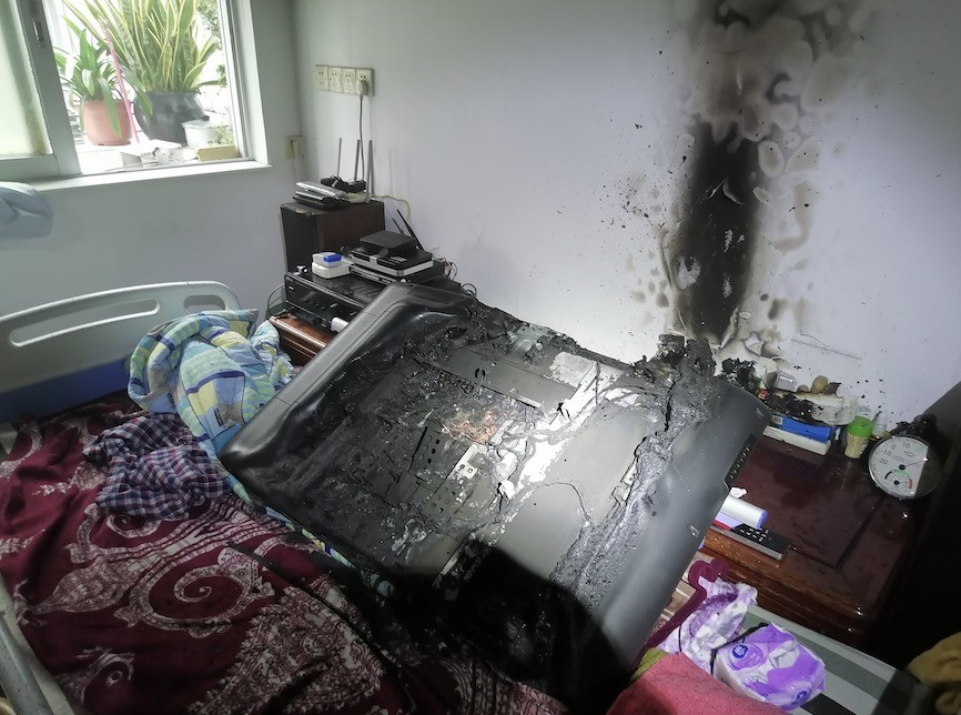 消防部门透露,经排烟后,发现起火部位为客厅的一台电视机,无其他燃烧