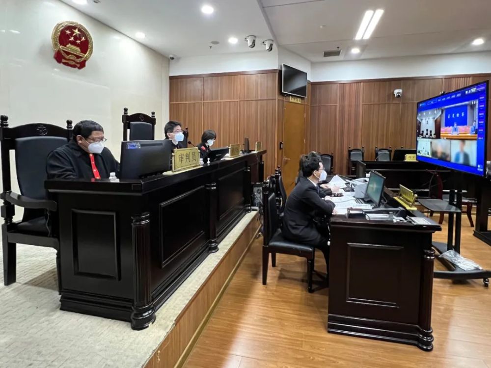 上海一男子以团购名义提供虚假证件，向参与团购的居民预收钱，被判处有期徒刑1年9个月