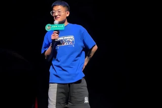 脱口秀男演员讽刺高校女生直言想红想疯了本人回应也来了