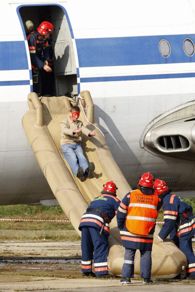 飛機衝出跑道起火,乘客從艙門跳機,飛機火災該如何逃生?