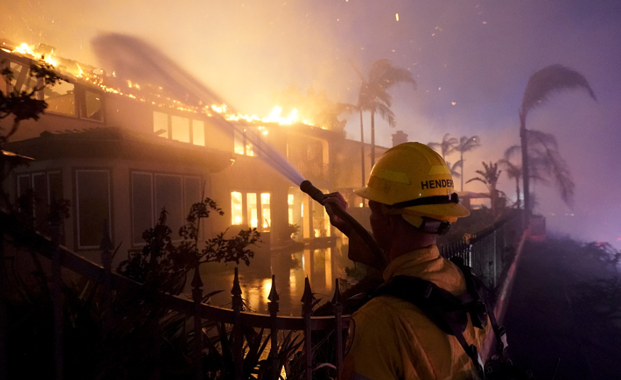 美国加州海岸燃起大火至少20座房屋被烧毁