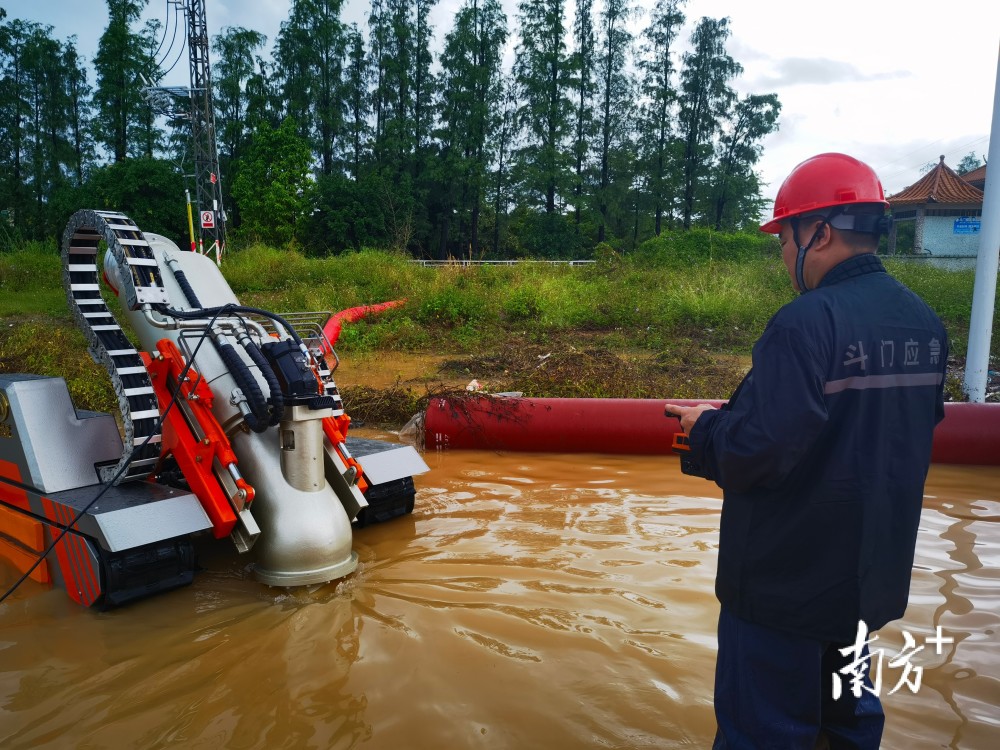 珠海斗门排涝上演龙吸水每小时可排1500立方