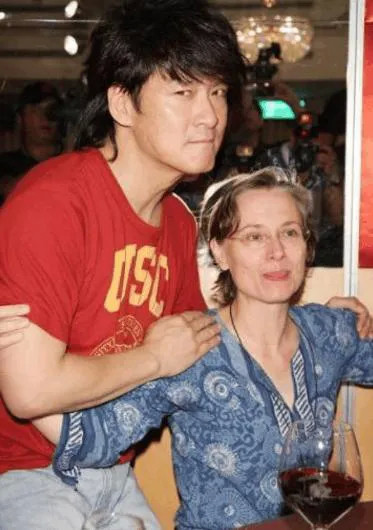 一位女粉丝给周华健的妻子打电话,放下电话后,妻子痛哭流涕不能自已