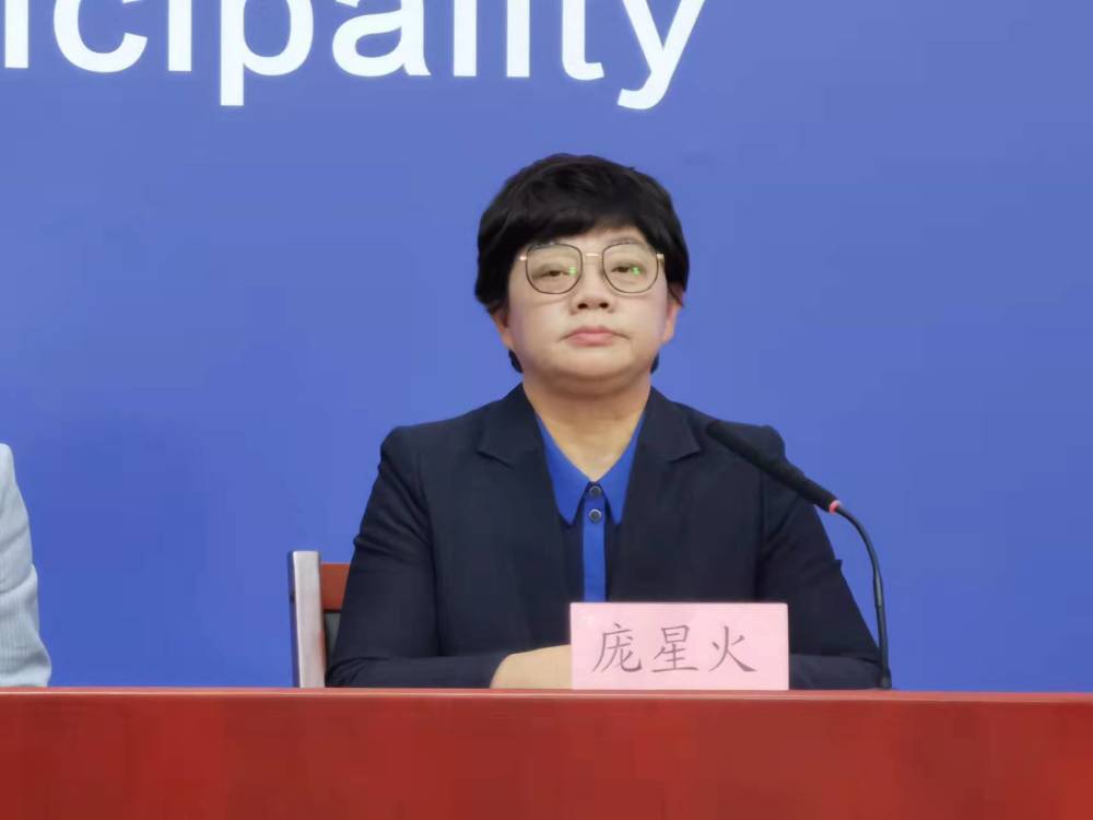 北京農商銀行數據中心相關聚集性疫情再增2例感染者疫情發展總體平穩我趕緊坐下低著頭一聲不吭