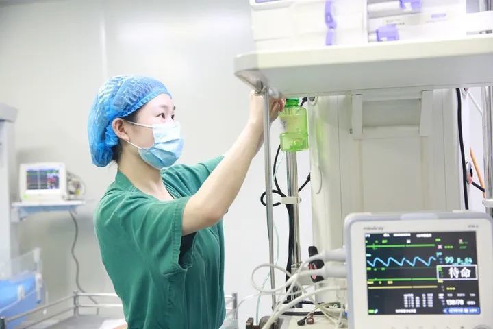 术前准备,消毒,清点手术器械……龙凤是区妇幼保健院手术麻醉科护士.