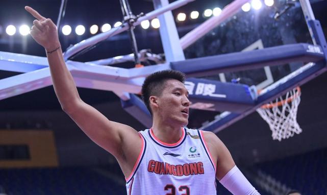 曾繁日由于身高不占有非常大的优势,作为一名内线球员