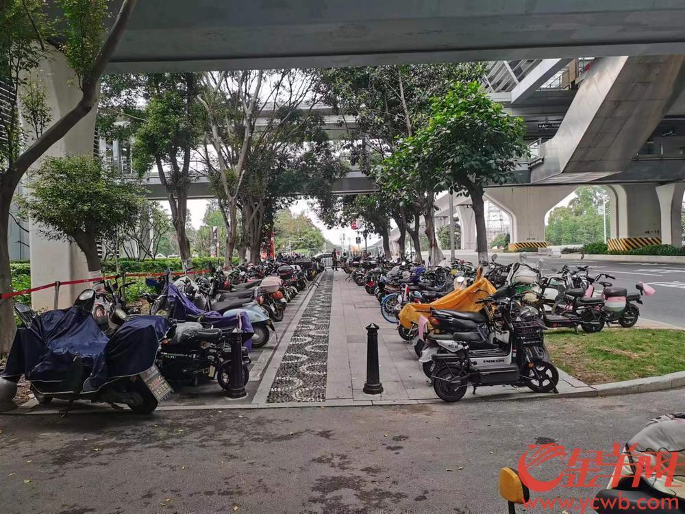 5月11日上午,记者在广州南沙区黄阁镇市南大道黄阁地铁站和丰田汽车城