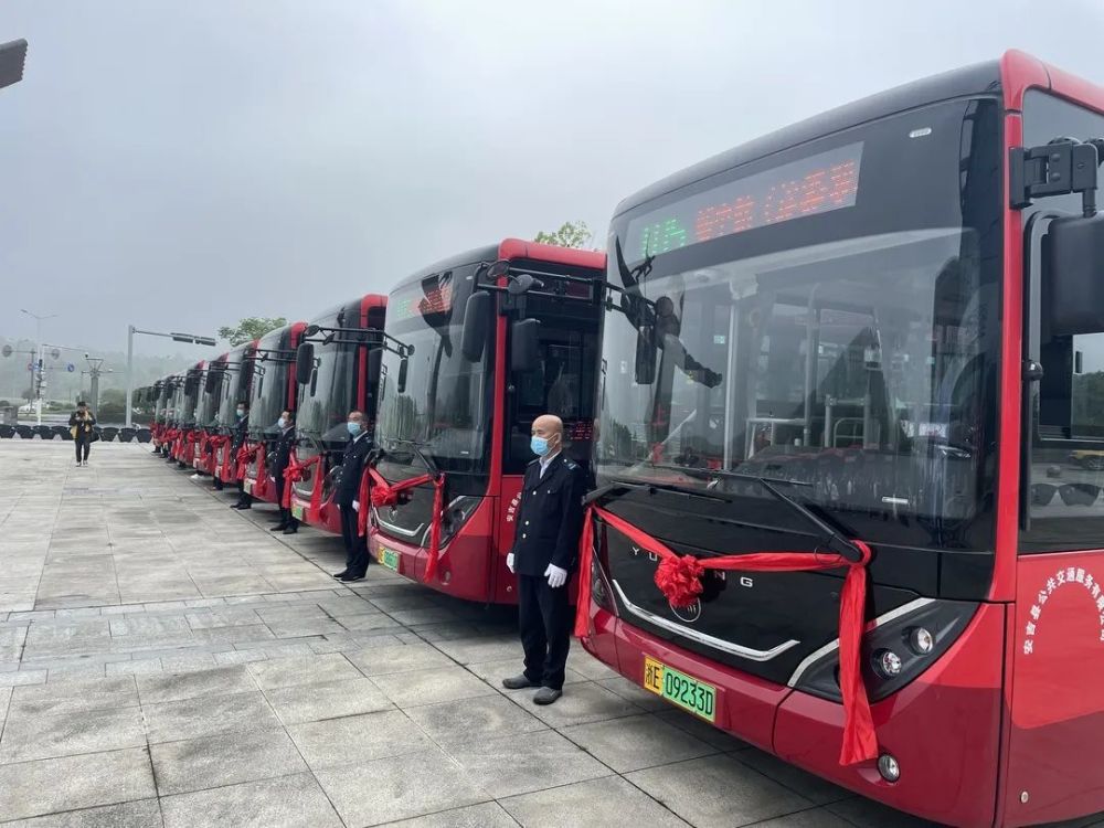 5月11日,安吉公交公司25辆无障碍公交车正式投放运营,湖州市首批2条无