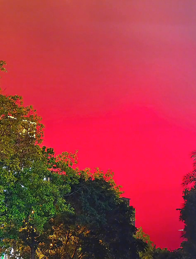 两处地方的血红天空是否有关联?看到血红色的