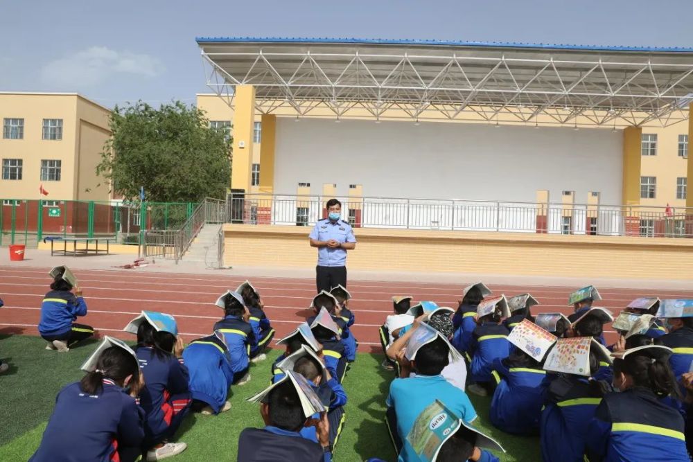 全国防灾减灾日伽师公安防震演练进校园