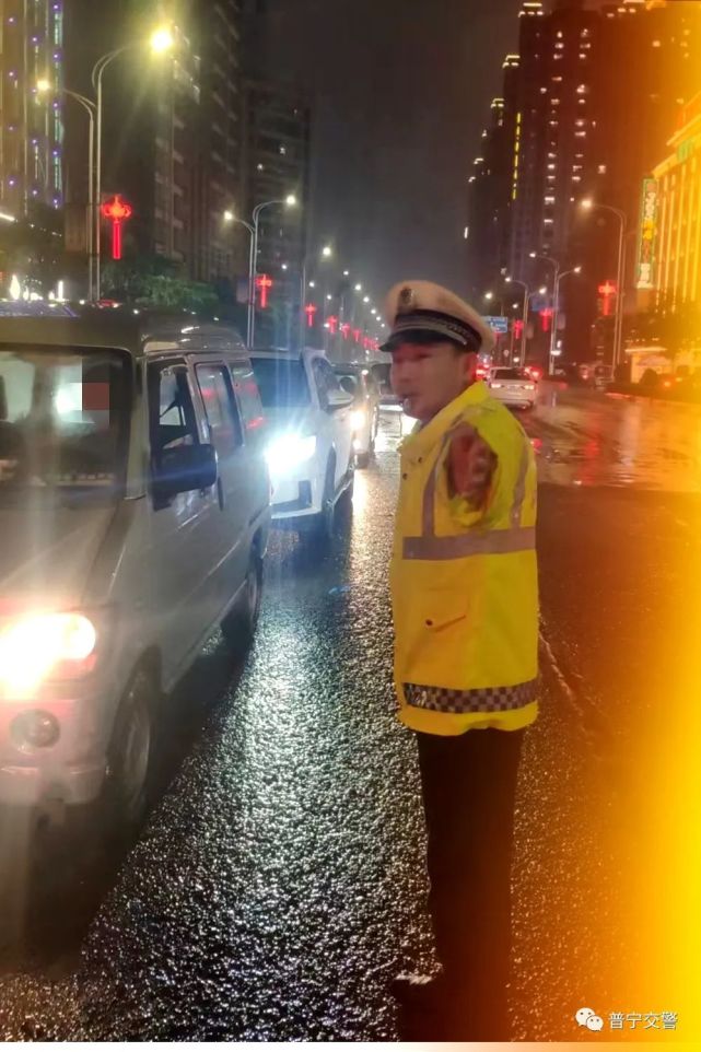 普宁交警逆雨而上,坚守岗位,诠释着责任与担当!