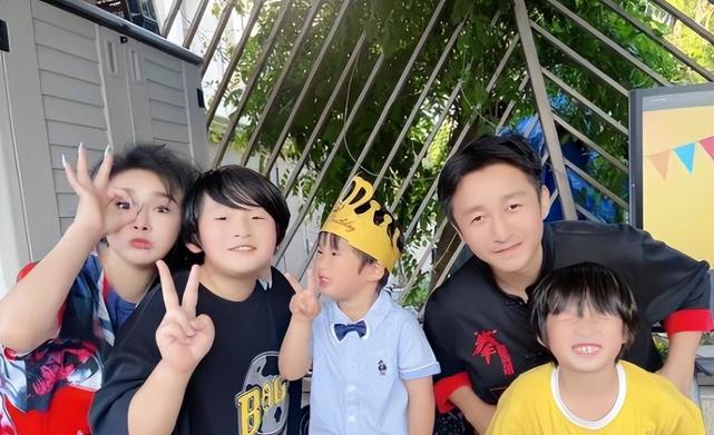 邹市明一家5口合影太温馨!娇妻陷整容风波,曾被誉为中国卡戴珊