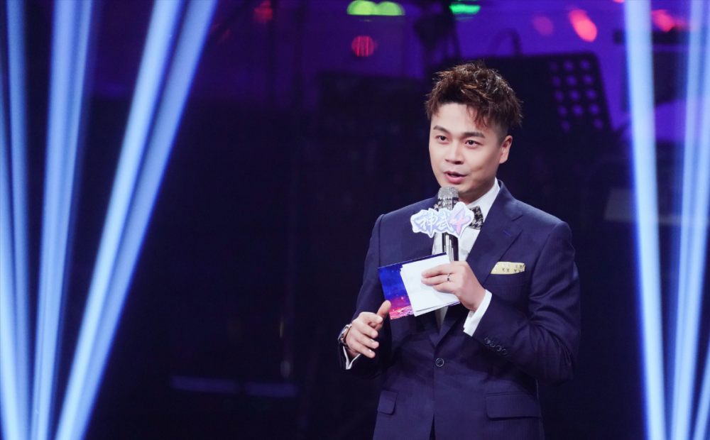 沈涛:从浙江走出来的主持人,凭《王牌》走红,娶圈外妻子当成宝_腾讯