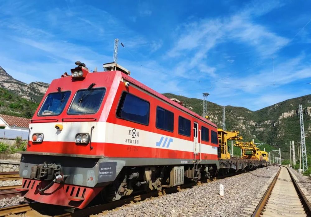 稱為輕型軌道車;不能搭乘人員隨時撤出線路的,稱為重型軌道車