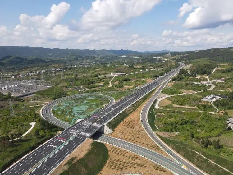 贵黄高速龙里县醒狮镇路段贵黄高速是《贵州省高速公路网规划(加密