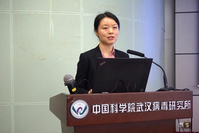 在事业上,王延轶并不比丈夫舒红兵差多少,她本科毕业于北大,后求学