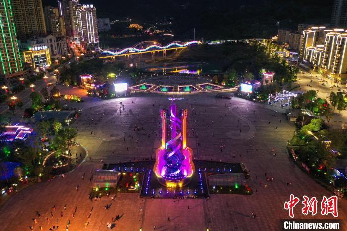 航拍贵州正安吉他广场夜景