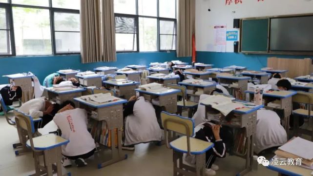 百色市鸿顺高级中学开展防震应急疏散演练活动