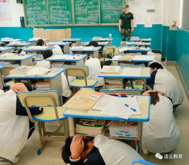 百色市鸿顺高级中学开展防震应急疏散演练活动