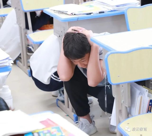 百色市鸿顺高级中学开展防震应急疏散演练活动