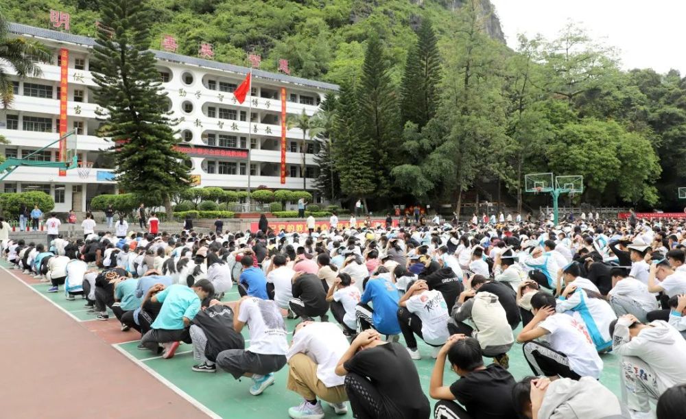 应急有方临震不慌凌云县第二中学举行2022年春季学期安全应急疏散演练