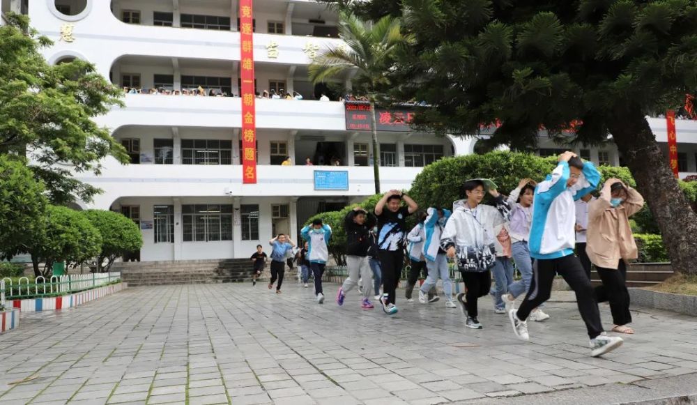 应急有方临震不慌凌云县第二中学举行2022年春季学期安全应急疏散演练
