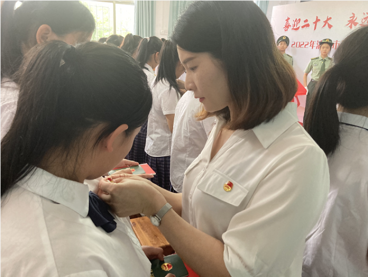 我戴上这枚闪耀的团徽,站在火红的团旗下,当我也终于成为一名共青团员