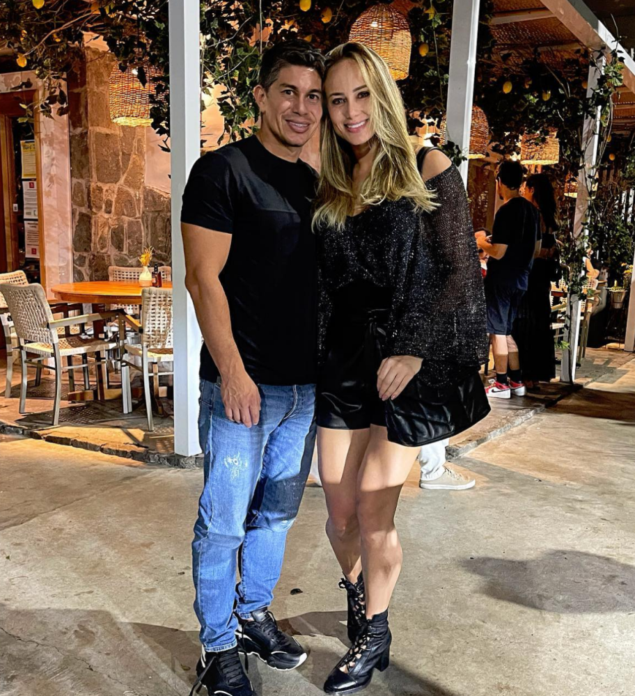 乱前中超巨星孔卡晒一家四口照片新女友取代妻子进入家庭