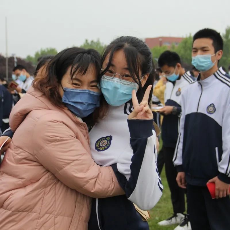 18正青春逐梦向未来山东省北镇中学隆重举行高65级十八岁成人仪式