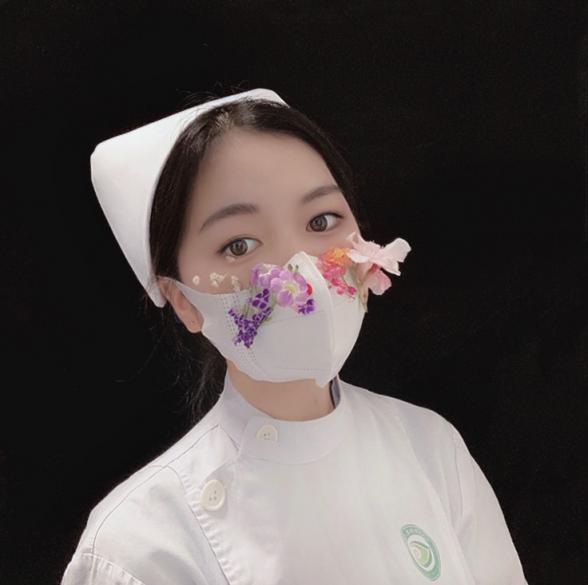 图集丨那些花儿,在白衣天使们的口罩上温柔绽放
