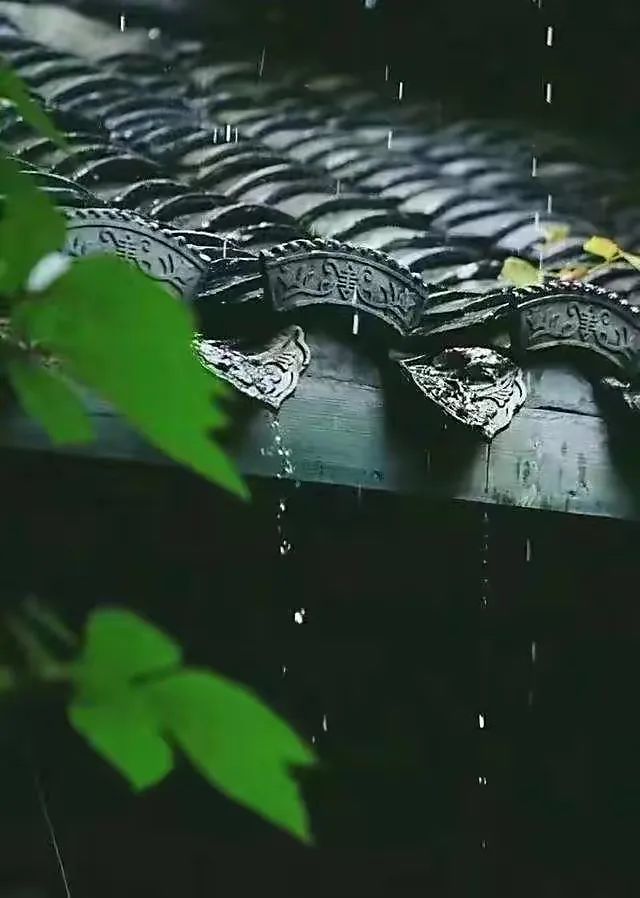 少年听雨歌楼上,红烛昏罗帐.壮年听雨客舟中,江阔云低,断雁叫西风.