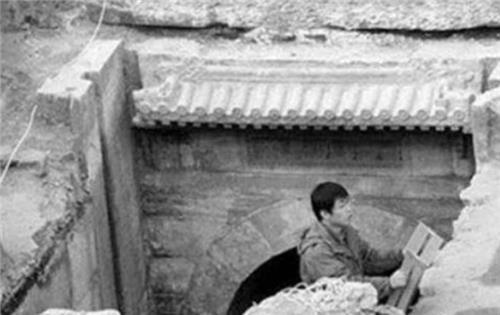 北京发现李莲英墓，考古队进入墓室后，百年前的传言被证实