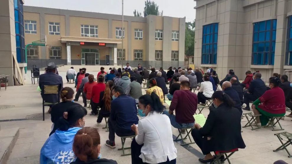 同日,且末县自然资源局驻且末镇佳园社区工作队联合后盾单位共同开展