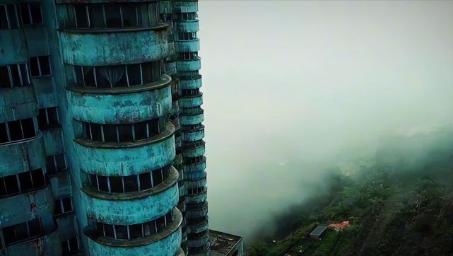 电影播出之后,彩云阁就被广大恐怖片影迷们包围了.