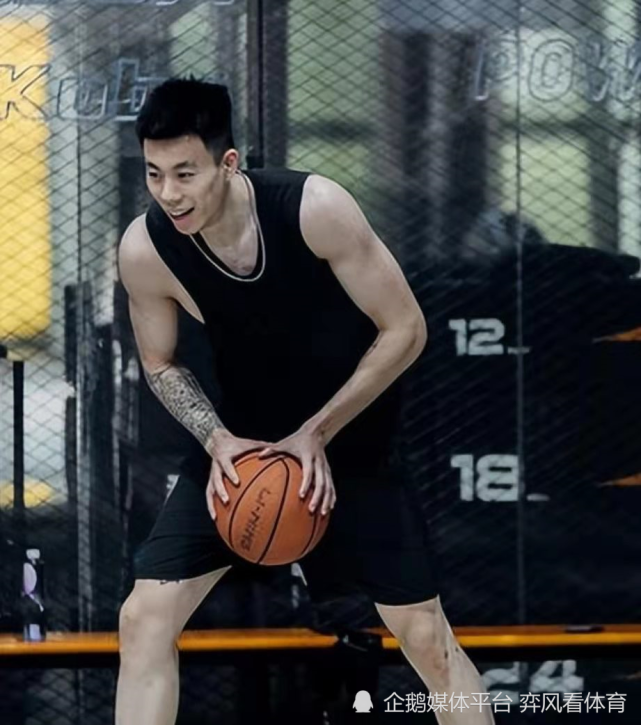 经过半个月的封闭训练,可以看出张镇麟又壮了一些,手臂上的肌肉线条