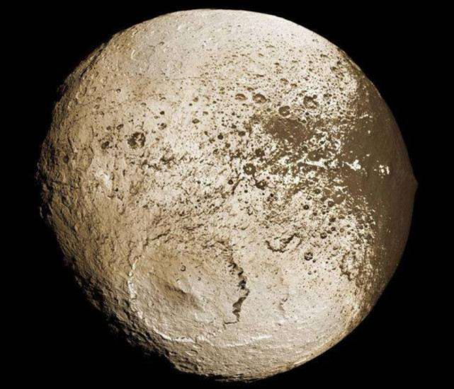 13亿千米外的土卫八,表面"焊缝"长1300公里,疑似废弃的飞船?