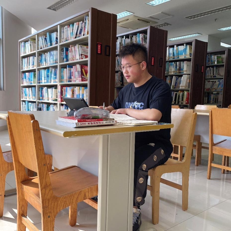 王锦波面对低起点,王锦波没有自暴自弃,而是凭借自己的努力,一步一