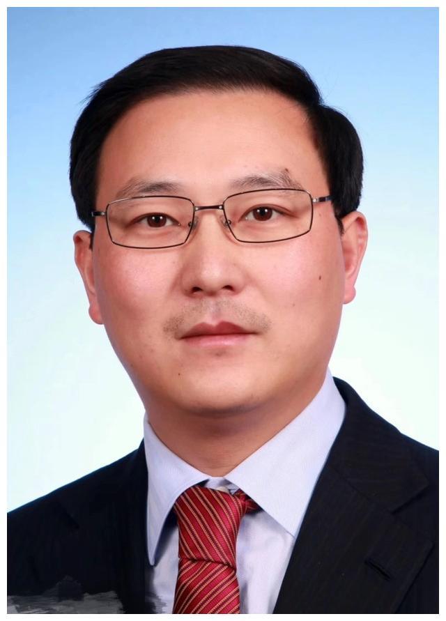 丈夫密春雷"失联",旗下公司濒临退市,董卿不受影响照常工作