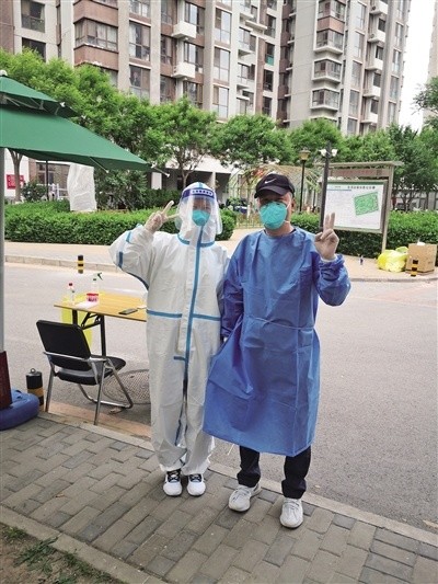 牛柯茹(左)和父亲牛玉江作为社区志愿者参与疫情防控.