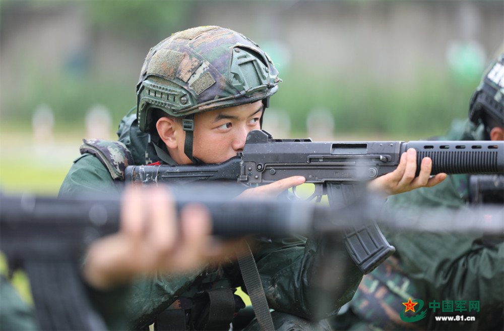 满屏青春力量！武警桂林支队“肌肉秀”燃爆全场！