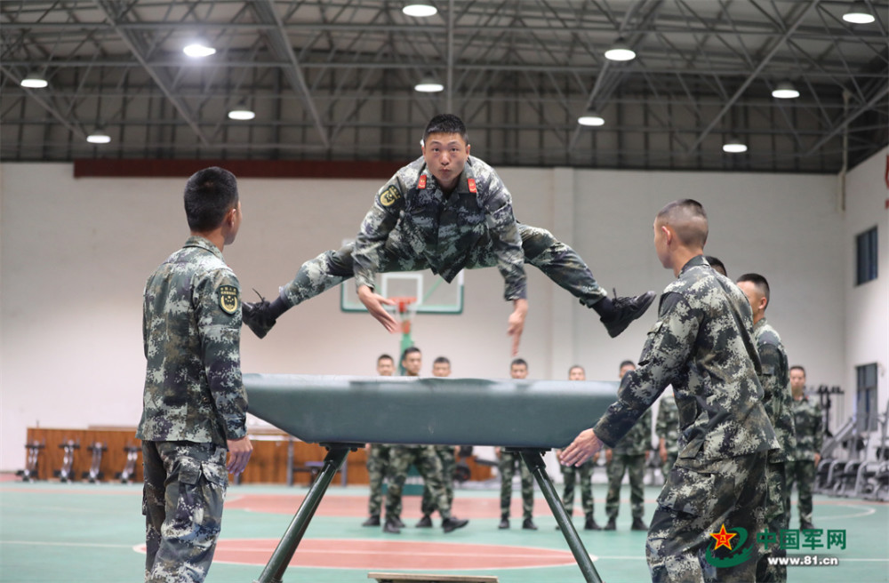 满屏青春力量！武警桂林支队“肌肉秀”燃爆全场！